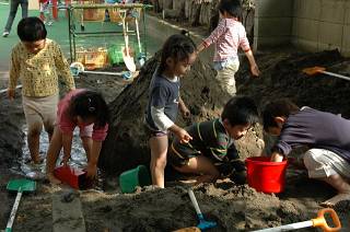 世田谷幼稚園園庭の砂場に遊ぶ園児たち