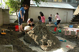 砂場で遊ぶ子供たち、お山と川造り